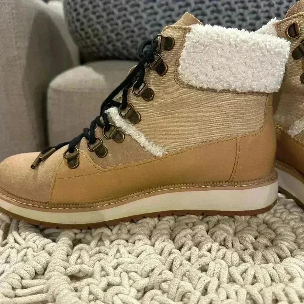 Toms hiking boots sz 7 - Picture 2 of 10